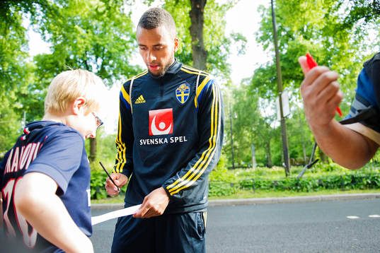 Sveriges Isaac Kiese Thelin får skriva autografer