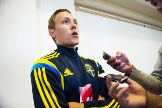 Sveriges Ludvig Augustinsson blir intervjuad av media