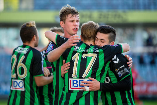 GAIS Petri Zhubi jublar ihop med Malkolm Moenza