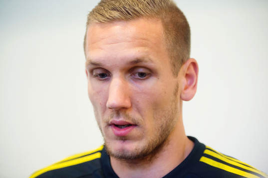 Sveriges Robin Olsen pratar med media