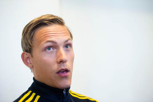 Sveriges Ludwig Augustinsson pratar med media