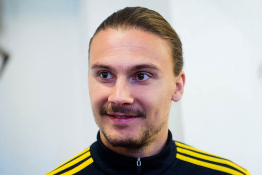 Sveriges Erik Johansson pratar med media