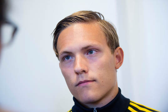 Sveriges Ludwig Augustinsson pratar med media