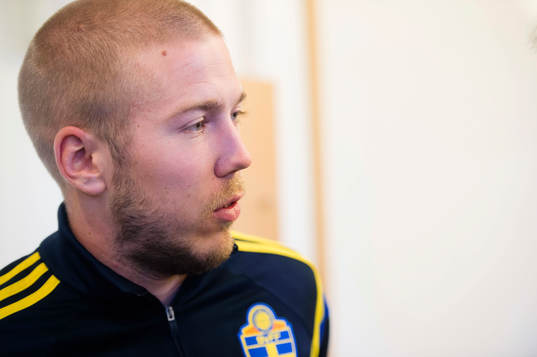 Sveriges Anton Tinnerholm pratar med media