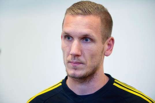 Sveriges Robin Olsen pratar med media
