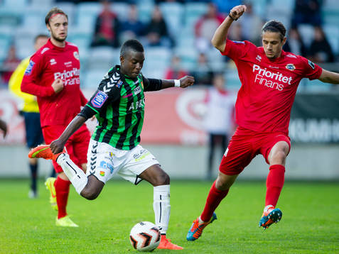 GAIS Kieron Cadogan skjuter mot täckande Utsiktens Mirza