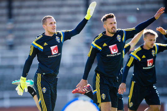Sveriges målvakt Robin Olsen och Per Nilsson