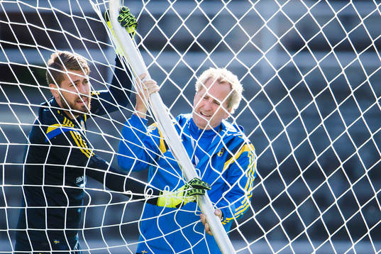 Sveriges förbundskapten Erik Hamrén hjälper Kristoffer