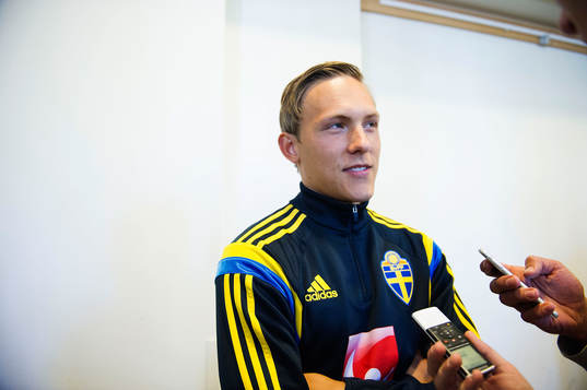 Sveriges Ludwig Augustinsson blir intervjuad