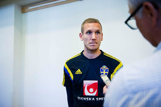 Sveriges Robin Olsen  blir intervjuad