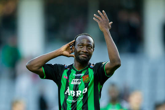 GAIS Reuben Ayarna lyssnar till klackens segersång
