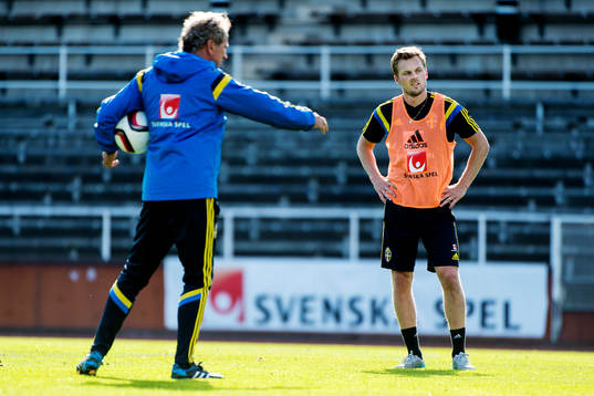 Sveriges förbundskapten Erik Hamrén och Sebastian Larsson