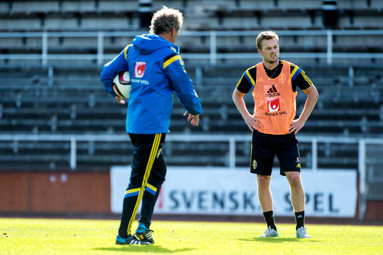 Sveriges förbundskapten Erik Hamrén och Sebastian Larsson