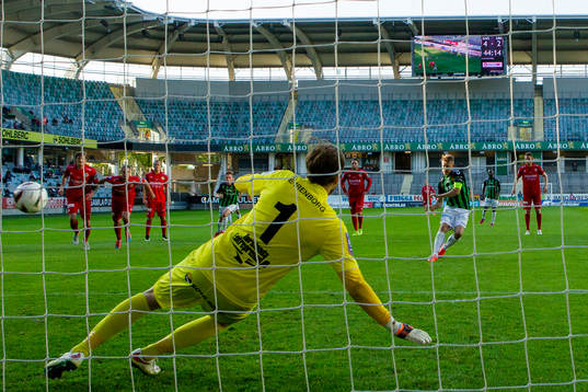 GAIS  Patrik Ingelsten skjuter in 5-2 på straff bakom