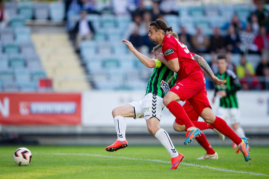 Utsiktens Mirza Mujcic drar ner GAIS Patrik Ingelsten som