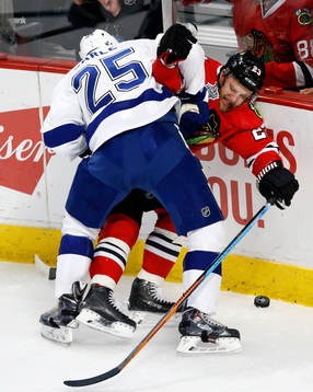 Chicago Blackhawks left wing Kris Versteeg (23) and Tampa