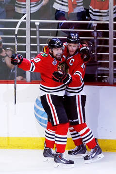 Chicago Blackhawks center Jonathan Toews (19) and left wing
