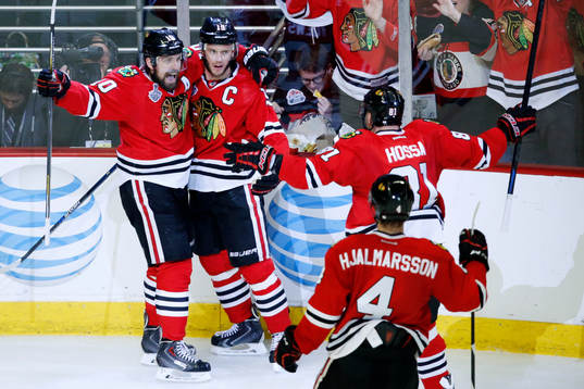 Chicago Blackhawks center Jonathan Toews (19) and left wing