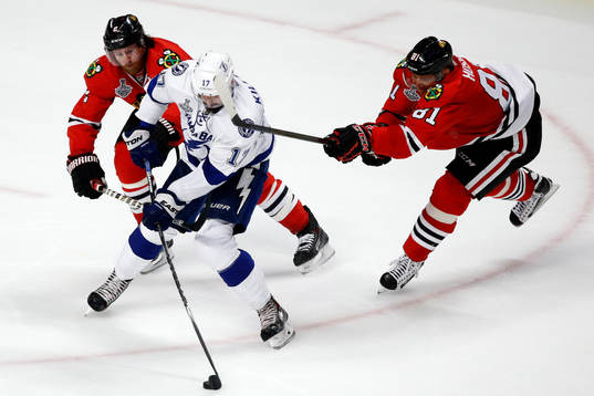 Tampa Bay Lightning center Alex Killorn (17) advances