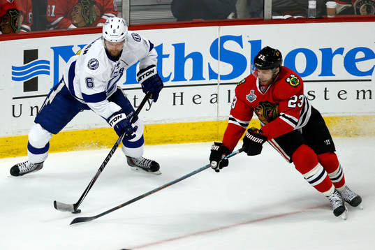Chicago Blackhawks left wing Kris Versteeg (23) battles for