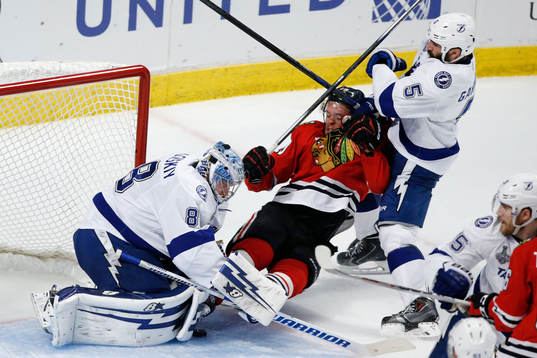 Chicago Blackhawks center Jonathan Toews (19) falls between