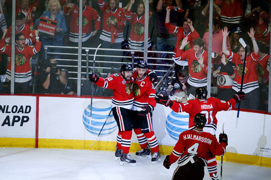 Chicago Blackhawks center Jonathan Toews (19) and left wing