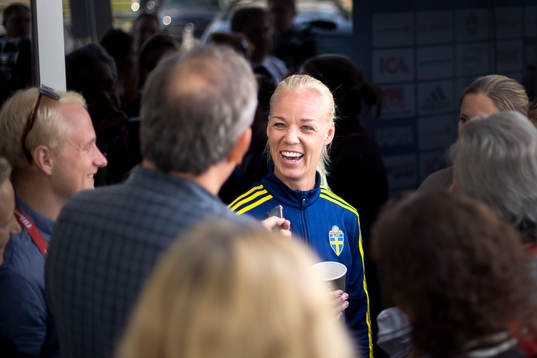 Sveriges Caroline Seger blir intervjuad