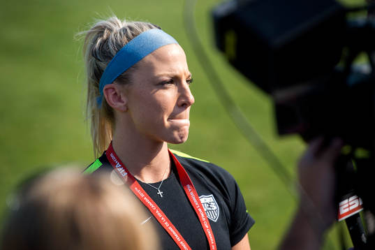 s Julie Johonston blir intervjuad