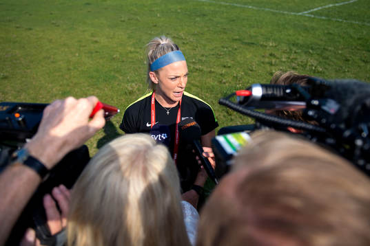 s Julie Johonston blir intervjuad