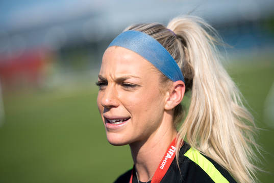 s Julie Johonston blir intervjuad