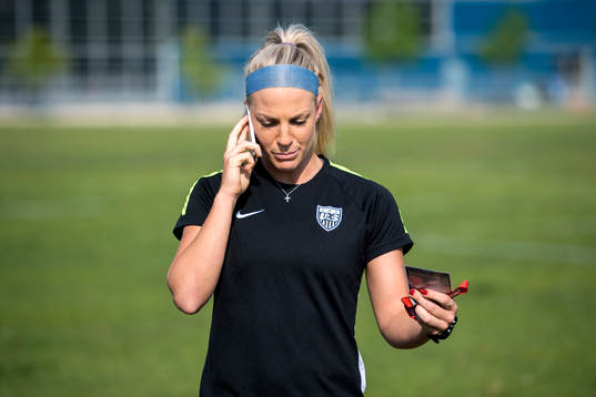 s Julie Johonston pratar i telefon