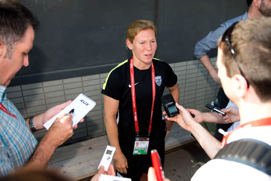 s Lori Chalupny blir intervjuad