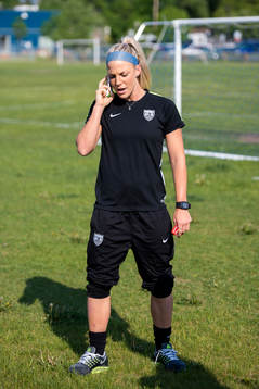 s Julie Johonston pratar i telefon