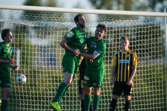 Prespa Birliks Adnan Gerzic har gjort 21-2 och grattas i