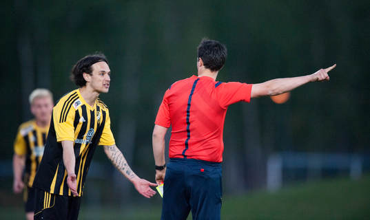 IFK Hässleholms Karim Al-Asi blev utvisad i slutminuten i