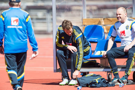 Sveriges målvakt Andreas Isaksson lämnar en träning med