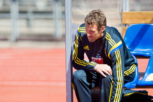 Sveriges målvakt Andreas Isaksson lämnar en träning med