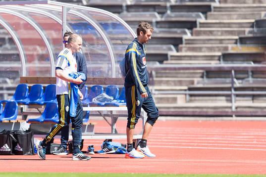 Sveriges målvakt Andreas Isaksson lämnar en träning med