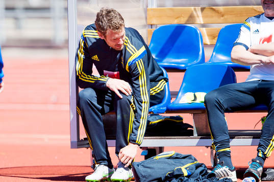Sveriges målvakt Andreas Isaksson lämnar en träning med
