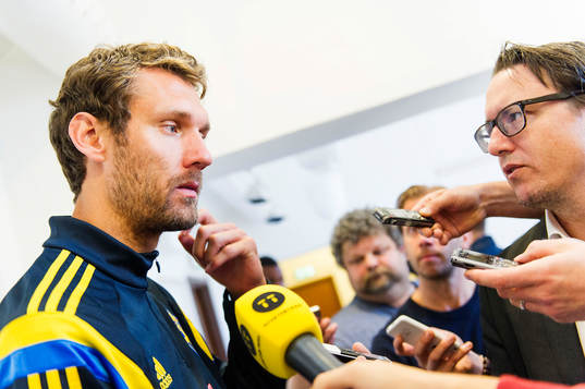 Sveriges målvakt Andreas Isaksson pratar med media