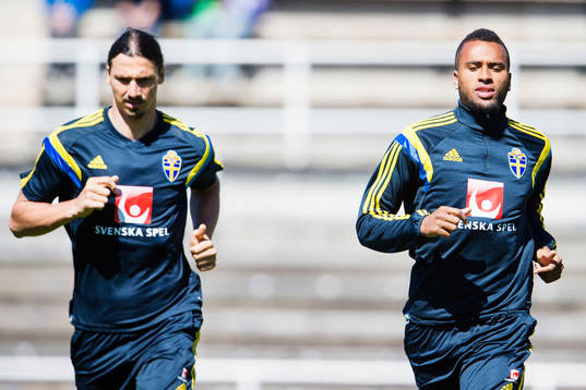 Sveriges Zlatan Ibrahimovic och Isaac Kiese Thelin