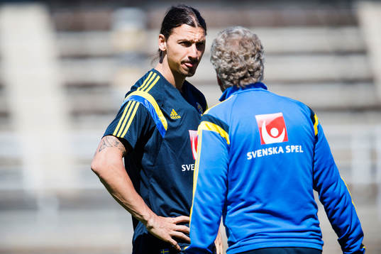 Sveriges Zlatan Ibrahimovic pratar med förbundskapten Erik