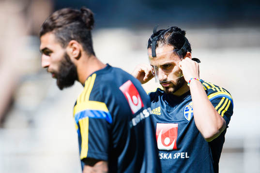 Sveriges Erkan Zengin sätter på sig sin mask bredvid