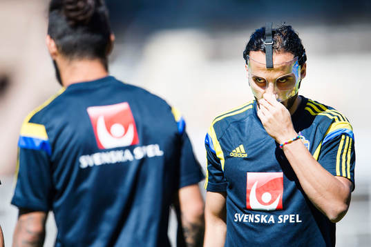 Sveriges Erkan Zengin tar sig för näsan