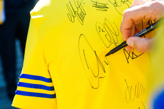 Sveriges Zlatan Ibrahimovic skriver en autograf