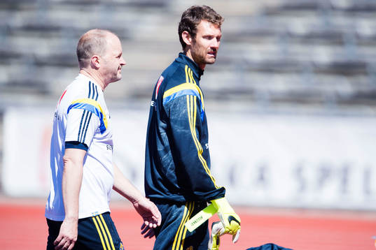 Sveriges målvakt Andreas Isaksson lämnar en träning med