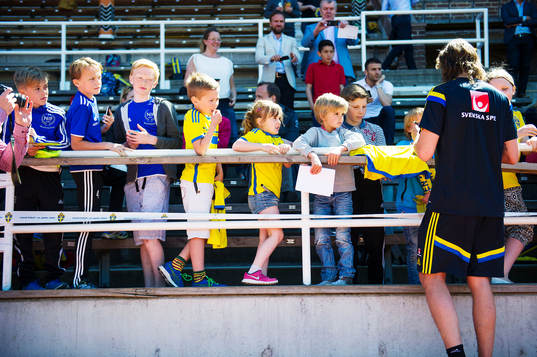 Sveriges Jonas Olsson skriver autografer