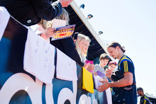 Sveriges Zlatan Ibrahimovic skriver autografer