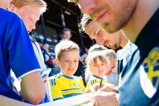 Sveriges Zlatan Ibrahimovic skriver autografer