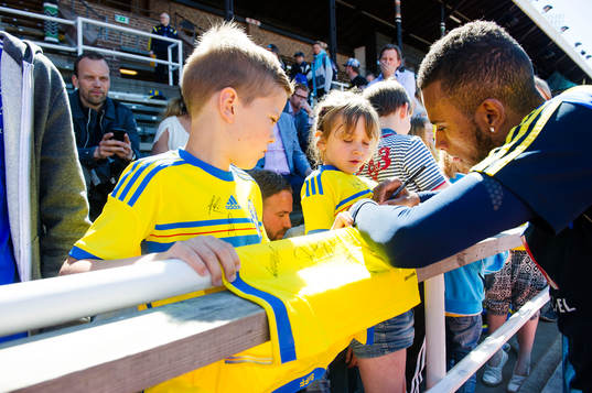 Sveriges Isaac Kiese Thelin skriver autografer